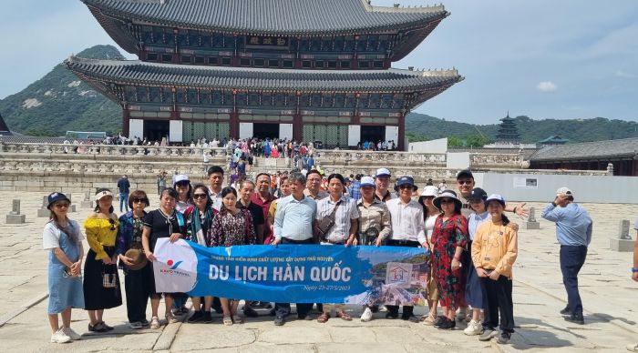 Đoàn du khách của tour Hàn QUốc của Kavo Travel đến thăm chùa Jogyesa
