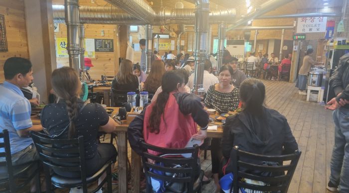 Đoàn du khách của tour Hàn QUốc của Kavo Travel đi ăn mỳ lạnh truyền thống của Hàn